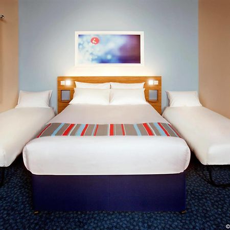 Ramada Encore York Extérieur photo
