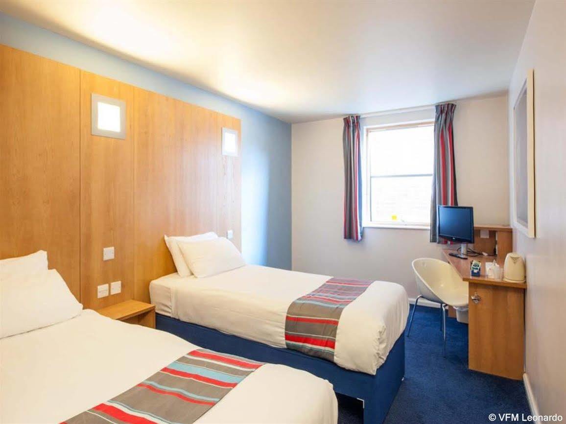 Ramada Encore York Extérieur photo