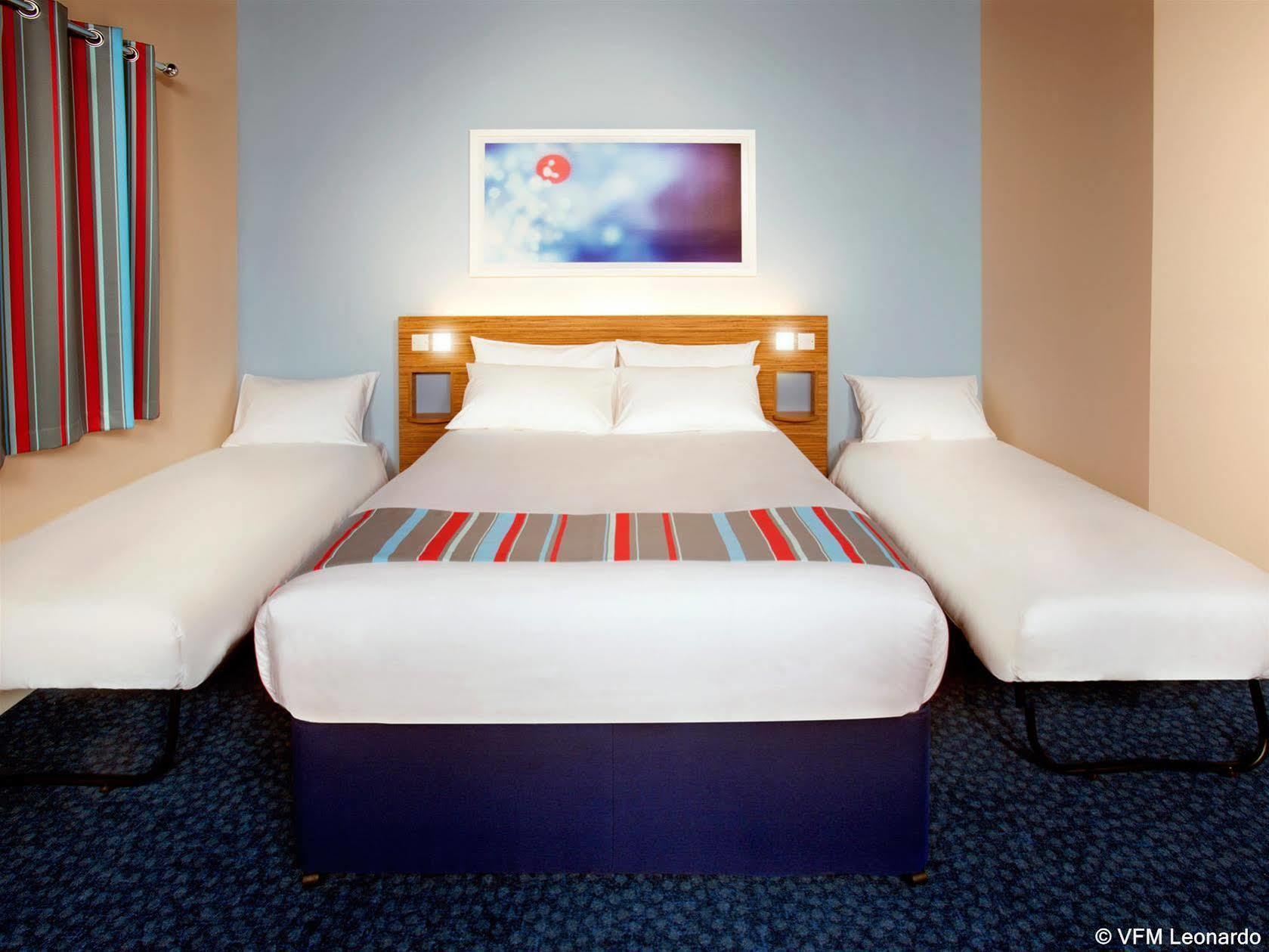 Ramada Encore York Extérieur photo